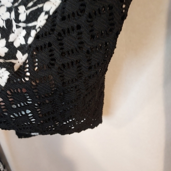 AEROPOSTALE Black White Lace Back L/S Flower Detail Knit Top Sz S M - Picture 6 of 11